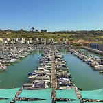 Marina Breeze Apartment With Pool - 900M From The Beach
