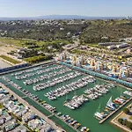 Marina Breeze Apartment With Pool - 900M From The Beach