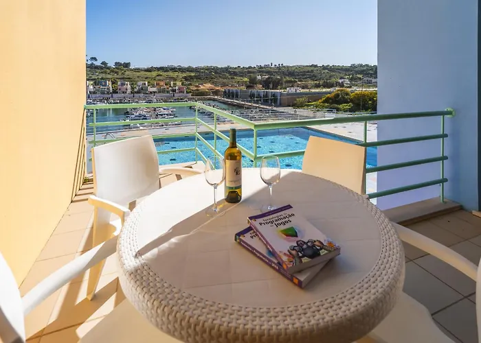 Marina Breeze Apartment With Pool - 900M From The Beach